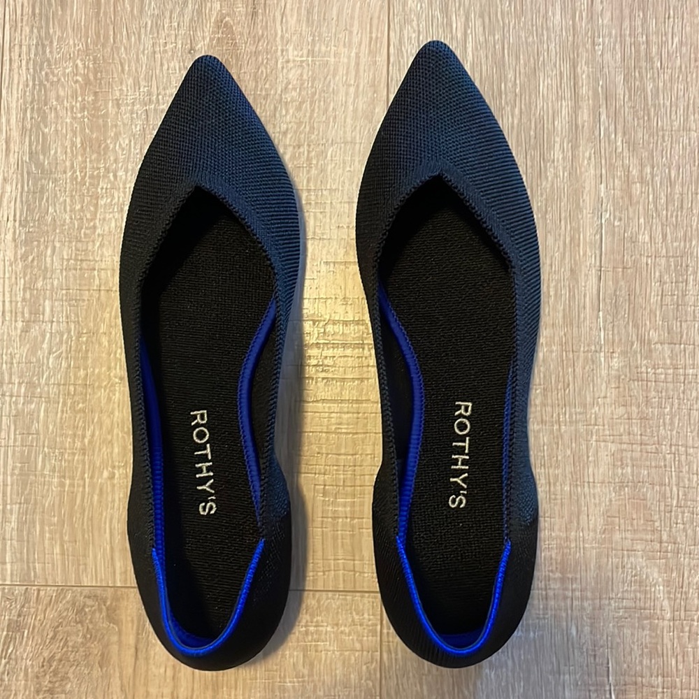 Excellent condition 8.5 Rothy’s black point shoe